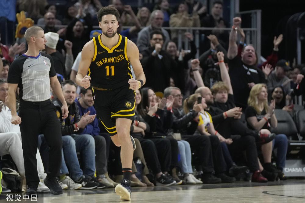 的球迷翘首 的球迷翘首